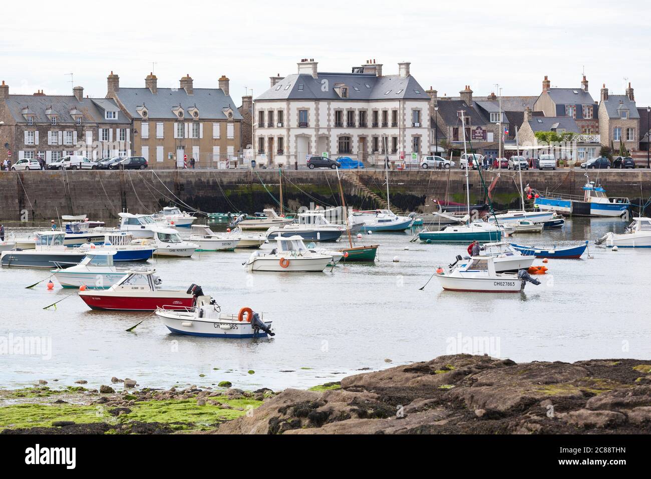 Città di Barfleur, Porto città della Penisola Cotentin, Normandia, Francia. Porto con barche bassa marea. Foto Stock