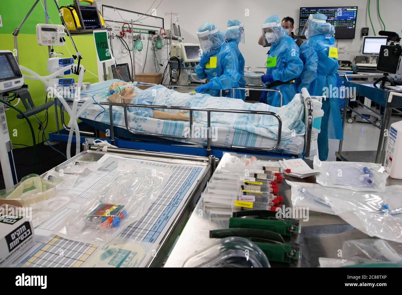 (200722) -- HAIFA, 22 luglio 2020 (Xinhua) -- gli operatori sanitari israeliani prendono parte ad una simulazione prima della riapertura del reparto COVID-19 dell'ospedale Rambam nella città nord israeliana di Haifa il 21 luglio 2020. Il Ministero della Salute israeliano ha segnalato 2,039 nuovi casi di coronavirus martedì, portando il totale dei casi a 54,042. Si tratta del più alto aumento giornaliero dallo scoppio della pandemia in Israele alla fine di febbraio, come il record precedente era 1,962, registrato il 13 luglio. (JINI via Xinhua) Foto Stock