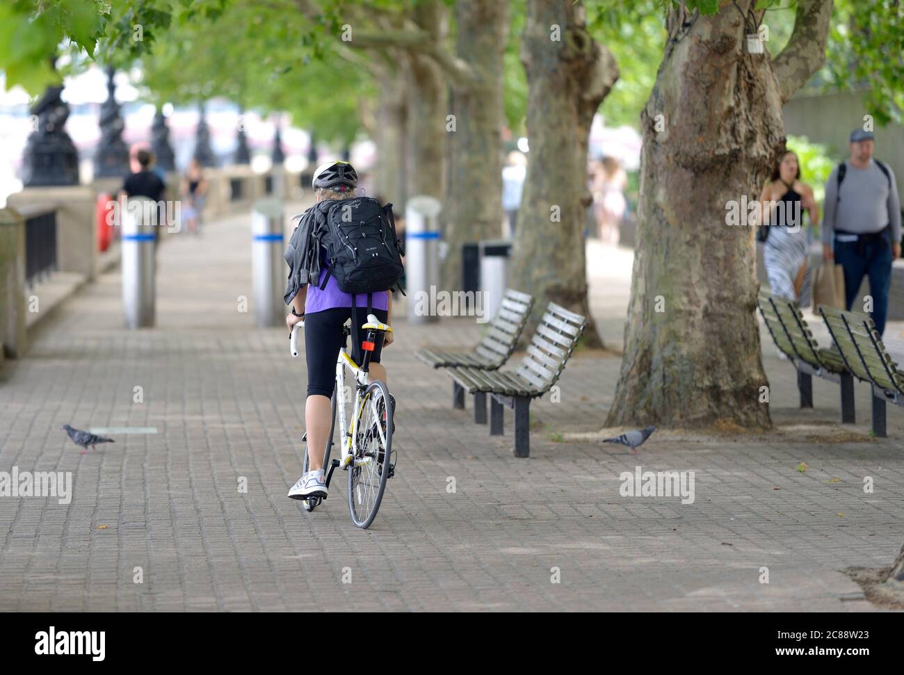 Londra, Inghilterra, Regno Unito. Ciclista sulla sponda Sud, presso il Teatro Nazionale Foto Stock