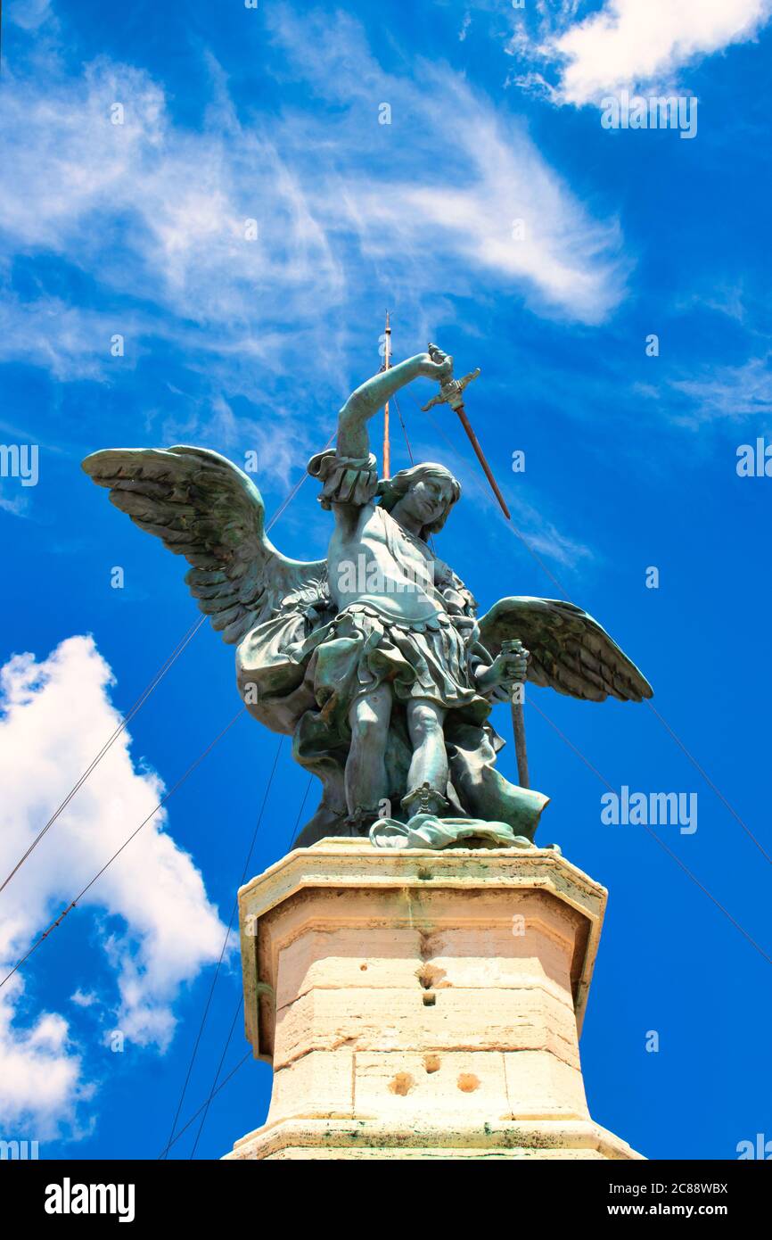 Roma, Italia - 30 aprile 2019 - statua in bronzo di Michele Arcangelo, in cima a Castel Sant'Angelo, modellata nel 1753 da Peter Anton von Foto Stock