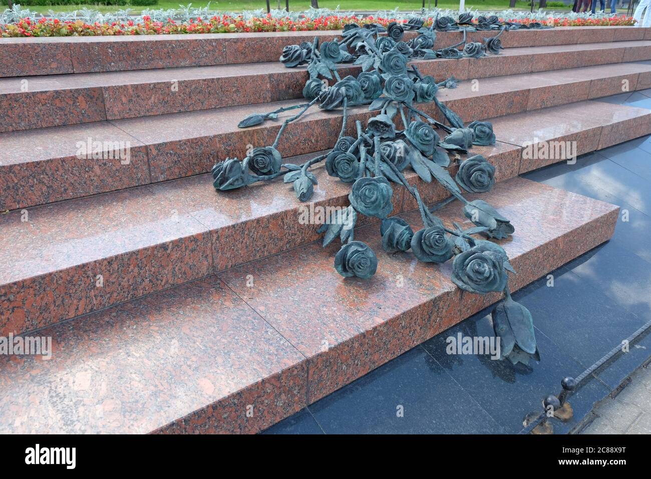 Roses & Tulips commemorano le giovani ragazze e i ragazzi che hanno tragicamente perso la vita durante una tempesta quando si precipitava verso l'ingresso della metropolitana. Foto Stock