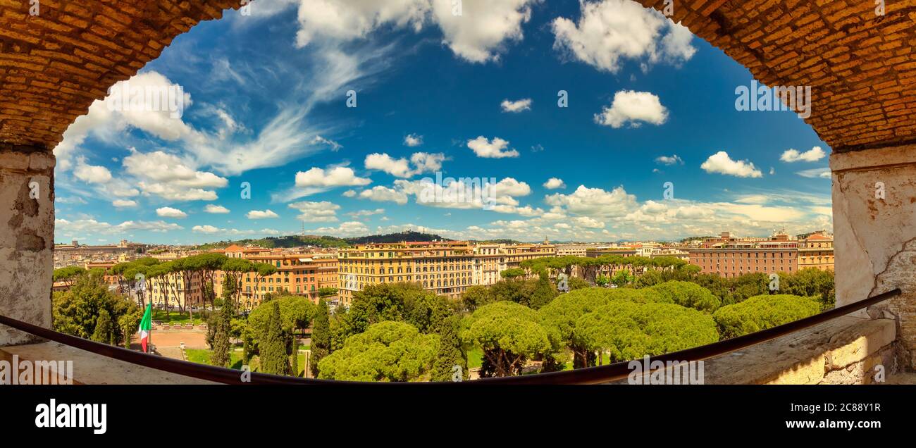 Roma - 30 aprile 2019 - Vista da Castel Sant'Angelo alla storica città di Roma Foto Stock