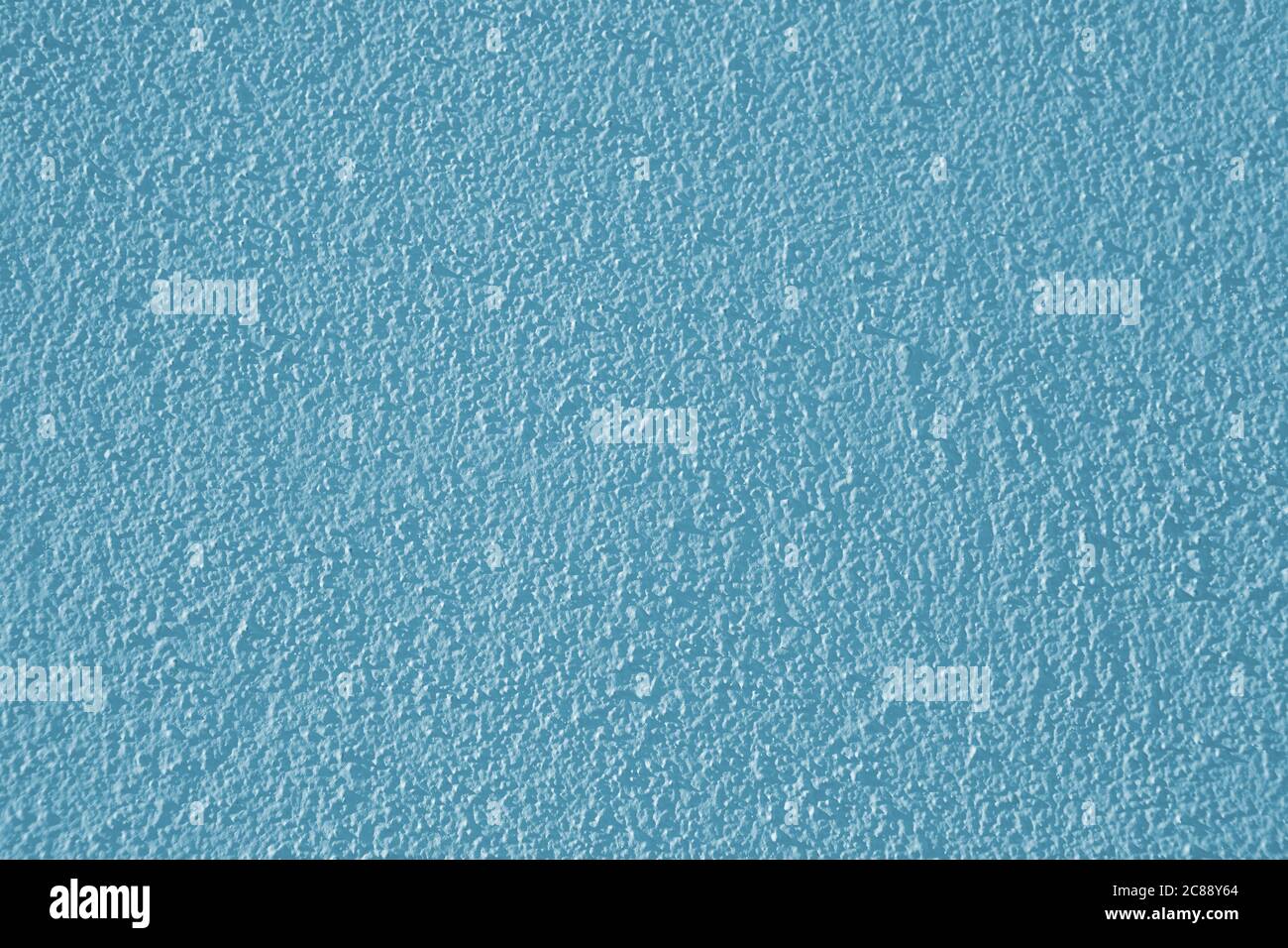 Una parete blu in gesso a basso contrasto con una superficie ruvida, un'immagine astratta di sfondo per la creatività del design. Sfondo azzurro a basso contrasto. Foto Stock