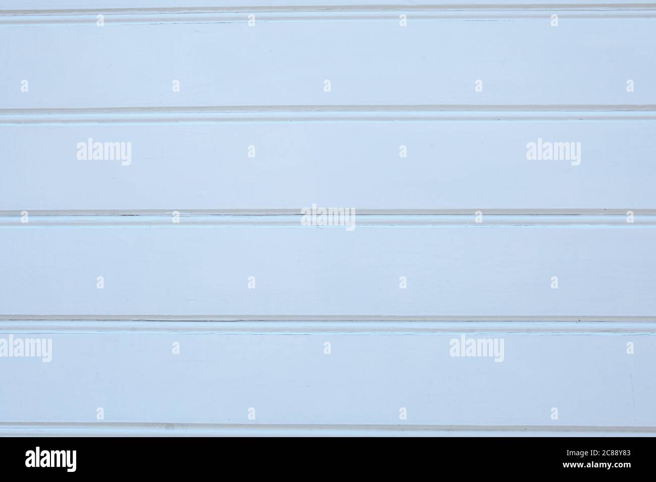 Struttura in legno di una parete bianca con lancette. Superficie in legno verniciato, basso contrasto, immagine di sfondo per l'uso in fase di progettazione. Foto Stock