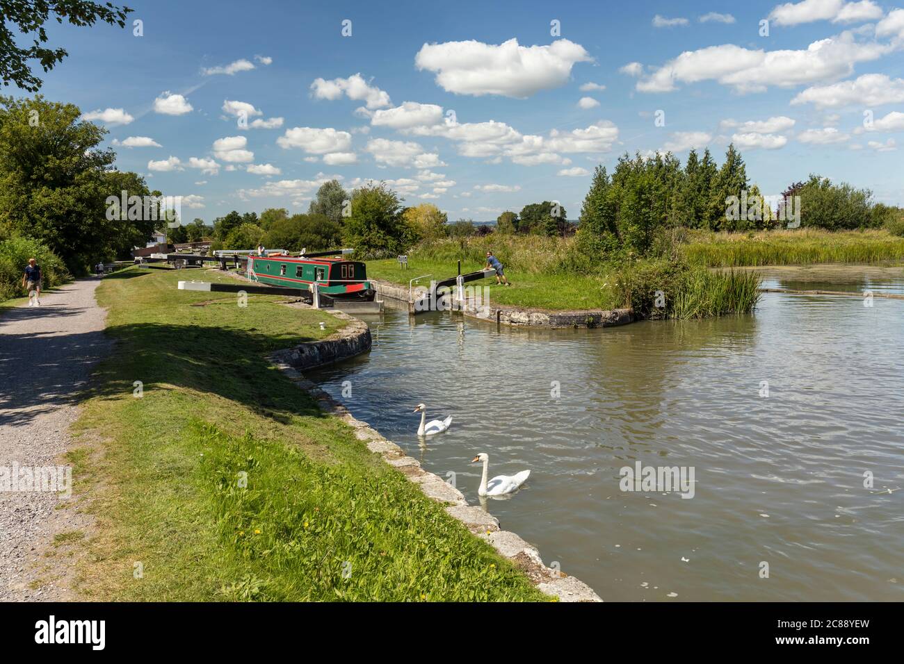 Blocca i cancelli che si aprono per consentire a Canal Boat di progredire fino a Caen Hill Locks, Kennett e Avon Canal, Devizes, Wiltshire, Inghilterra, Regno Unito Foto Stock