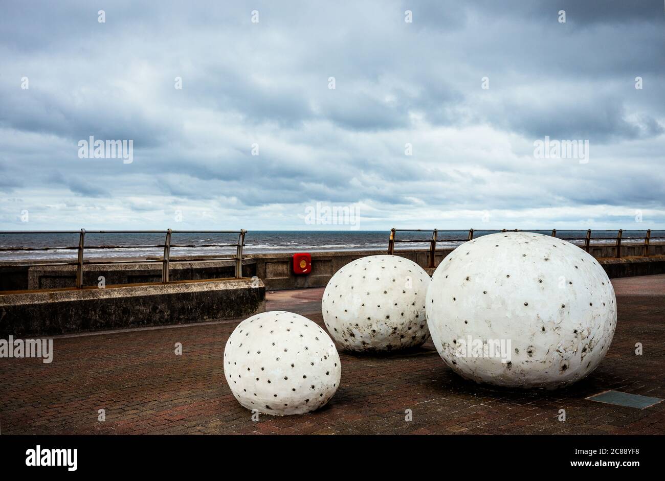 La scultura Glamrocks dell'artista Peter Freeman sulla riva sud di Blackpool Foto Stock