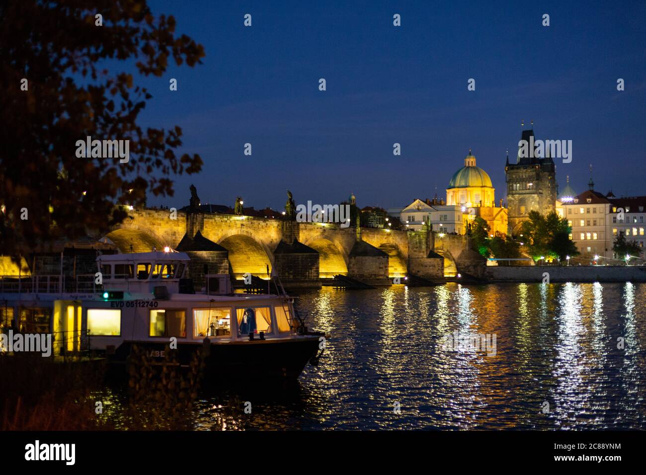 Praga, Repubblica Ceca. 4 Ottobre 2018. Una vista dell'iconico Ponte Carlo piena di turisti, uno dei luoghi famosi da visitare in città Foto Stock
