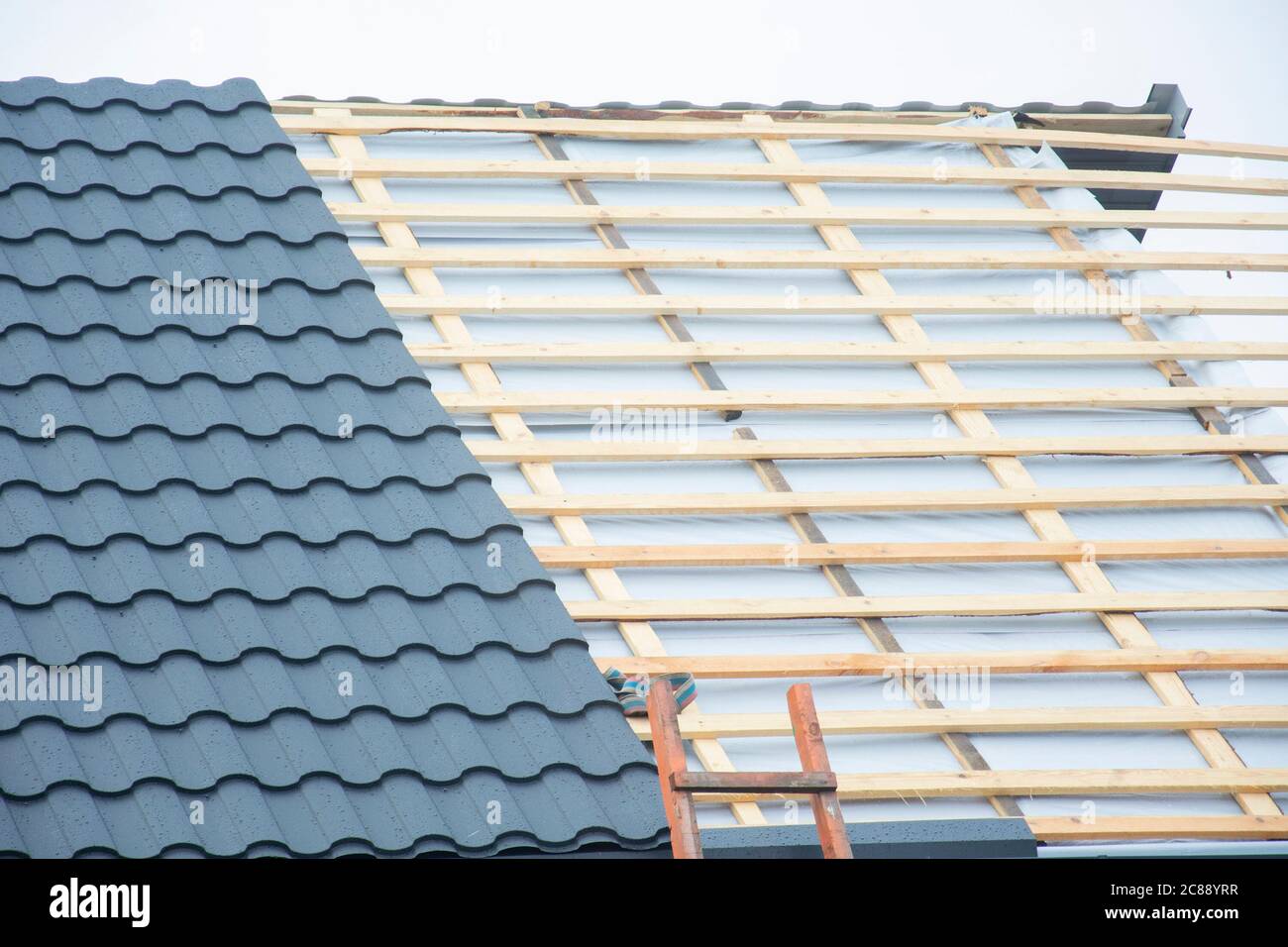 Riparazione sostituzione del tetto. Rimozione del vecchio tetto e sostituzione con tutti i materiali nuovi. Cantiere di costruzione del tetto. Copertura in metallo Foto Stock