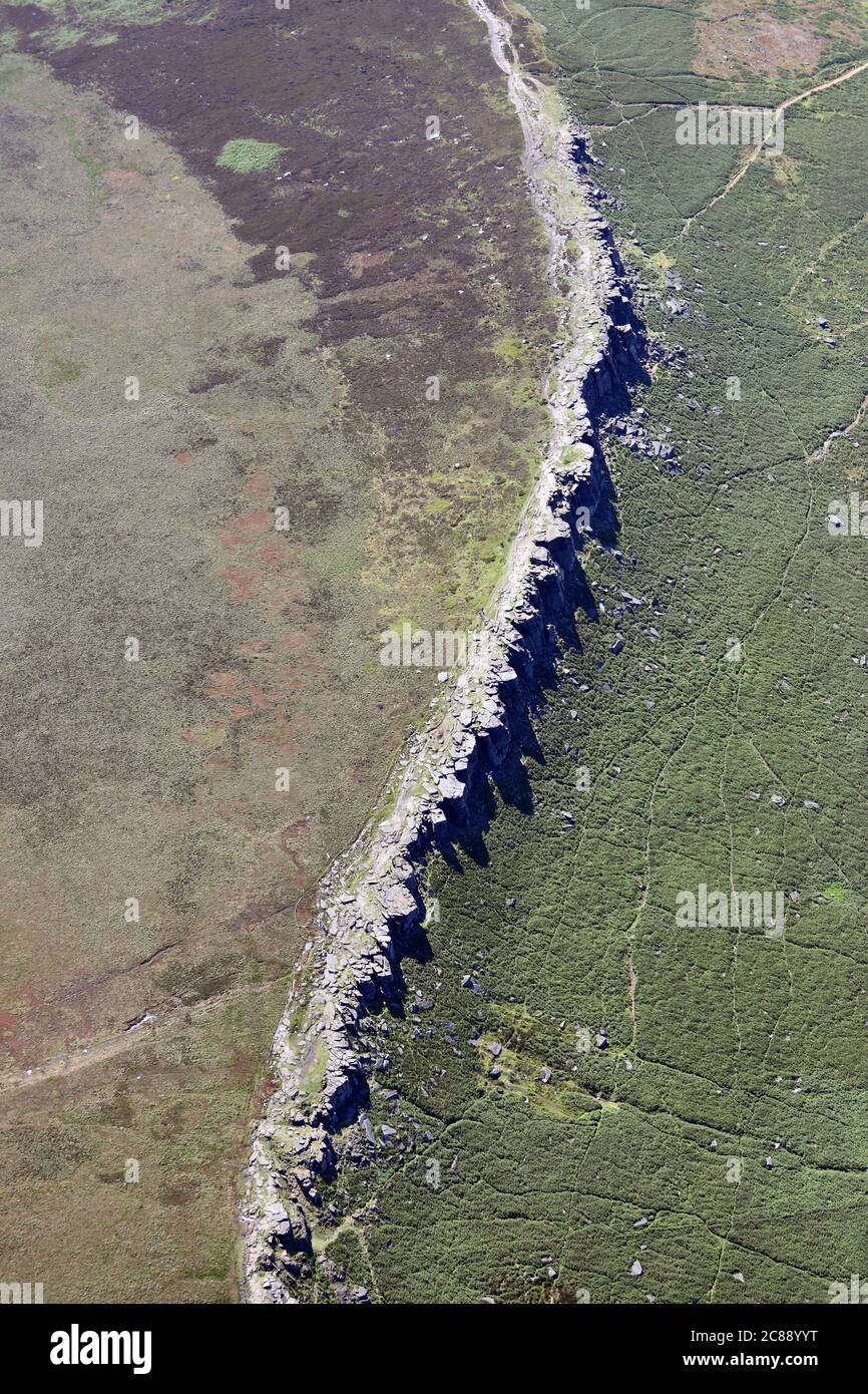 Vista aerea di Stanage Edge, un punto di riferimento in pietra naturale nella Hope Valley, Derbyshire Foto Stock