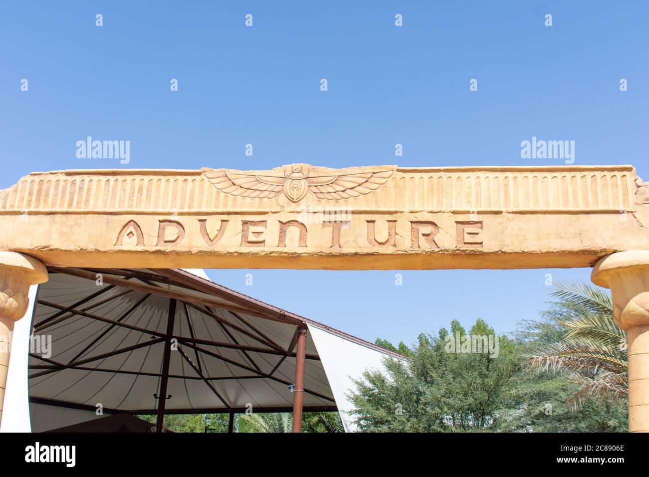 'Ubai, Dubai/Emirati Arabi Uniti - 03/07.2020: Legoland Dubai Adventures segno su sfondo blu per i bambini segno di ingresso con un cielo blu backgro Foto Stock