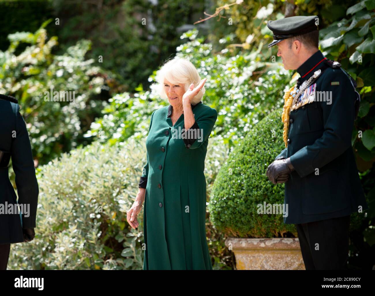 La Duchessa di Cornovaglia, accanto al comandante del colonnello, il generale Sir Patrick Sanders (a destra), a Highgrove House, durante una cerimonia per il trasferimento del colonnello-Capo dei fucili alla Duchessa dal Duca di Edimburgo, che inizierà la cerimonia al Castello di Windsor. Foto Stock