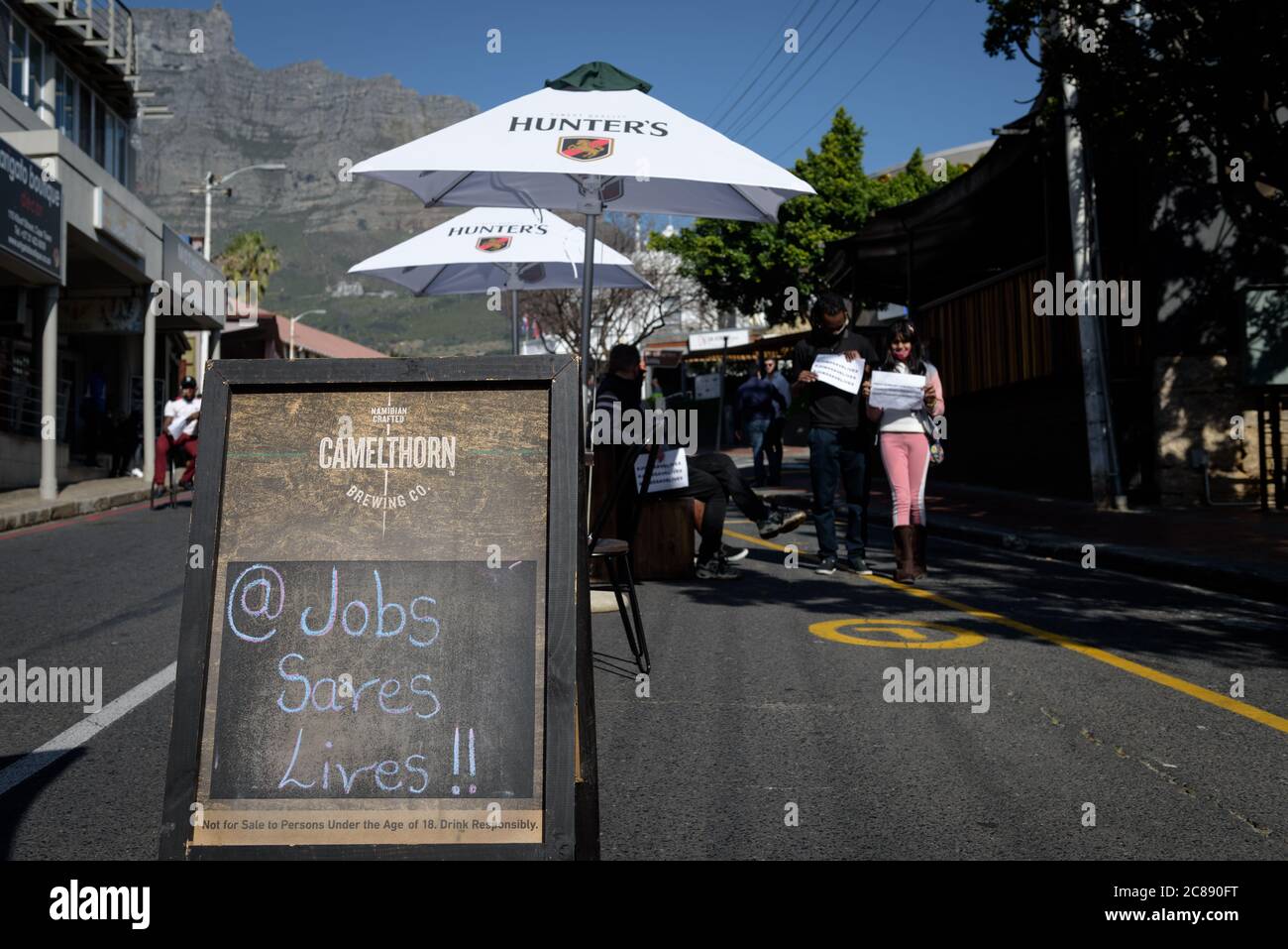 I lavoratori dei ristoranti di Città del Capo hanno bloccato le strade per protestare contro le severe normative imposte dal governo che ha collassato l'industria Foto Stock