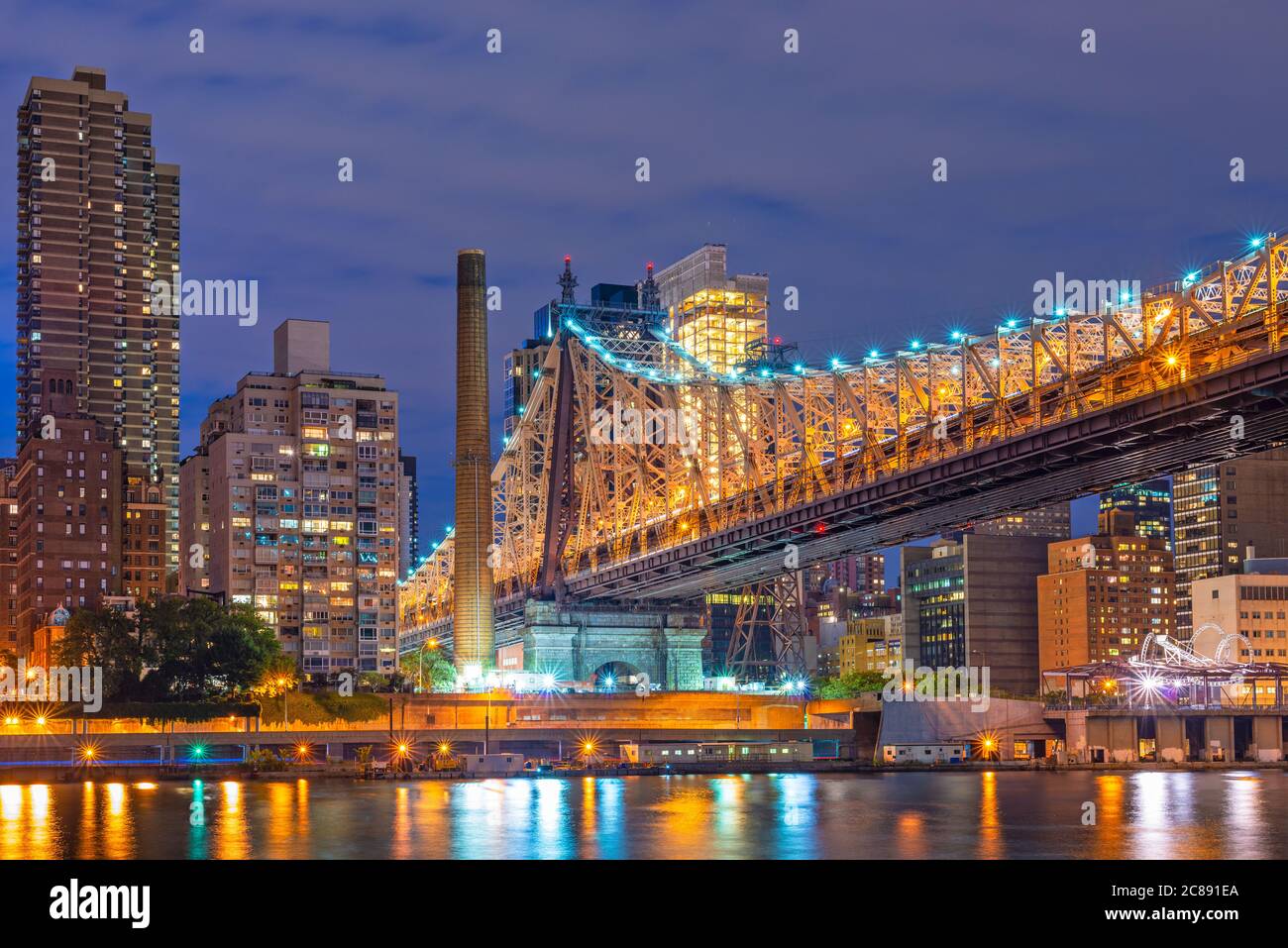 New York City Midtown Manhattan, vista sulla città del fiume est al crepuscolo. Foto Stock