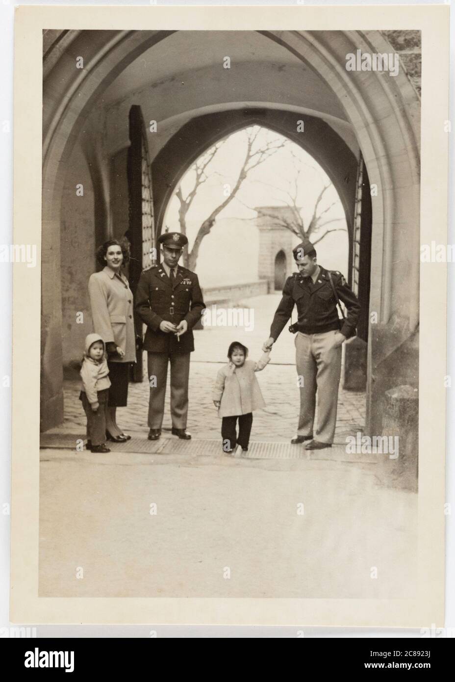 Turisti americani al Castello di Hohenzollern, Bisingen, Germania, aprile 1951 Foto Stock