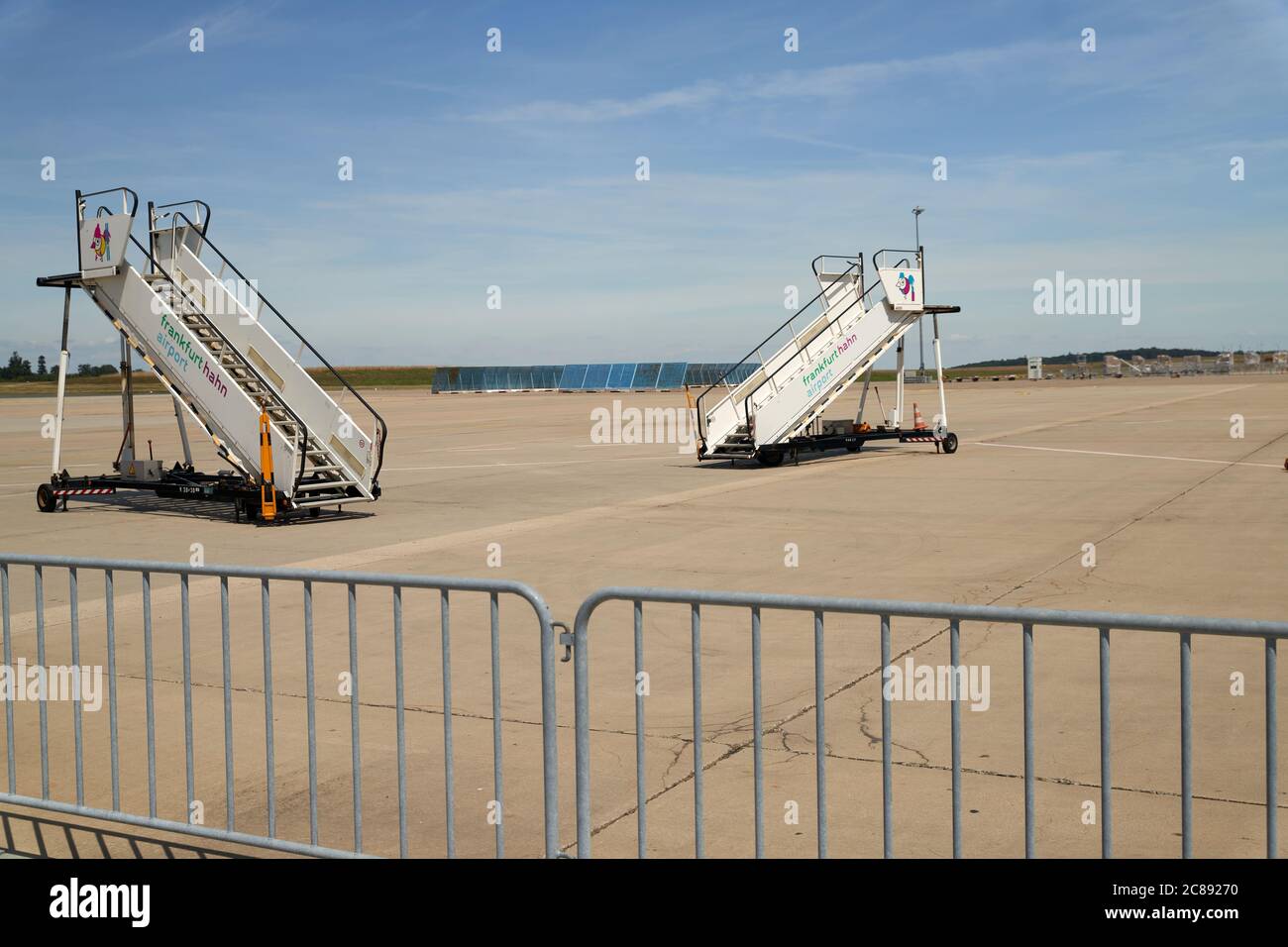 Hahn, Germania. 22 luglio 2020. Le scale per i passeggeri si trovano sul grembiule dell'aeroporto di Hahn. La più grande compagnia aerea low-cost d'Europa Ryanair vuole chiudere la base il 1 novembre 2020, a causa di dispute con il sindacato piloti Cockpit circa i tagli salariali nella crisi della corona. Credit: Thomas Frey/dpa/Alamy Live News Foto Stock