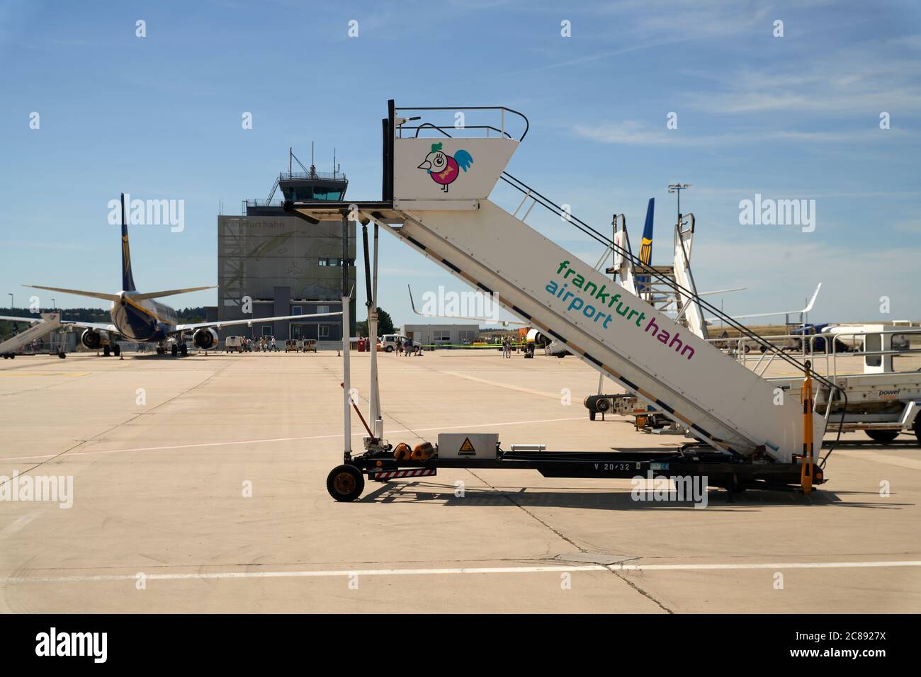 Hahn, Germania. 22 luglio 2020. Le scale per i passeggeri si trovano sul grembiule dell'aeroporto di Hahn. La più grande compagnia aerea low-cost d'Europa Ryanair vuole chiudere la base il 1 novembre 2020, a causa di dispute con il sindacato piloti Cockpit circa i tagli salariali nella crisi della corona. Credit: Thomas Frey/dpa/Alamy Live News Foto Stock