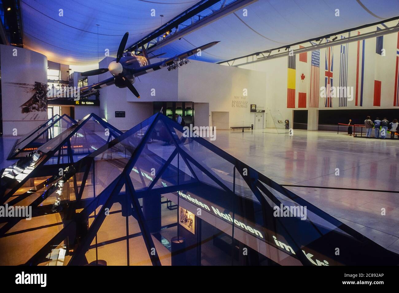 Hall del museo con aerei da combattimento della seconda guerra mondiale  British Hawker Typhoon. Le Memorial Peace Museum. Caen. Normandia. Francia  Foto stock - Alamy