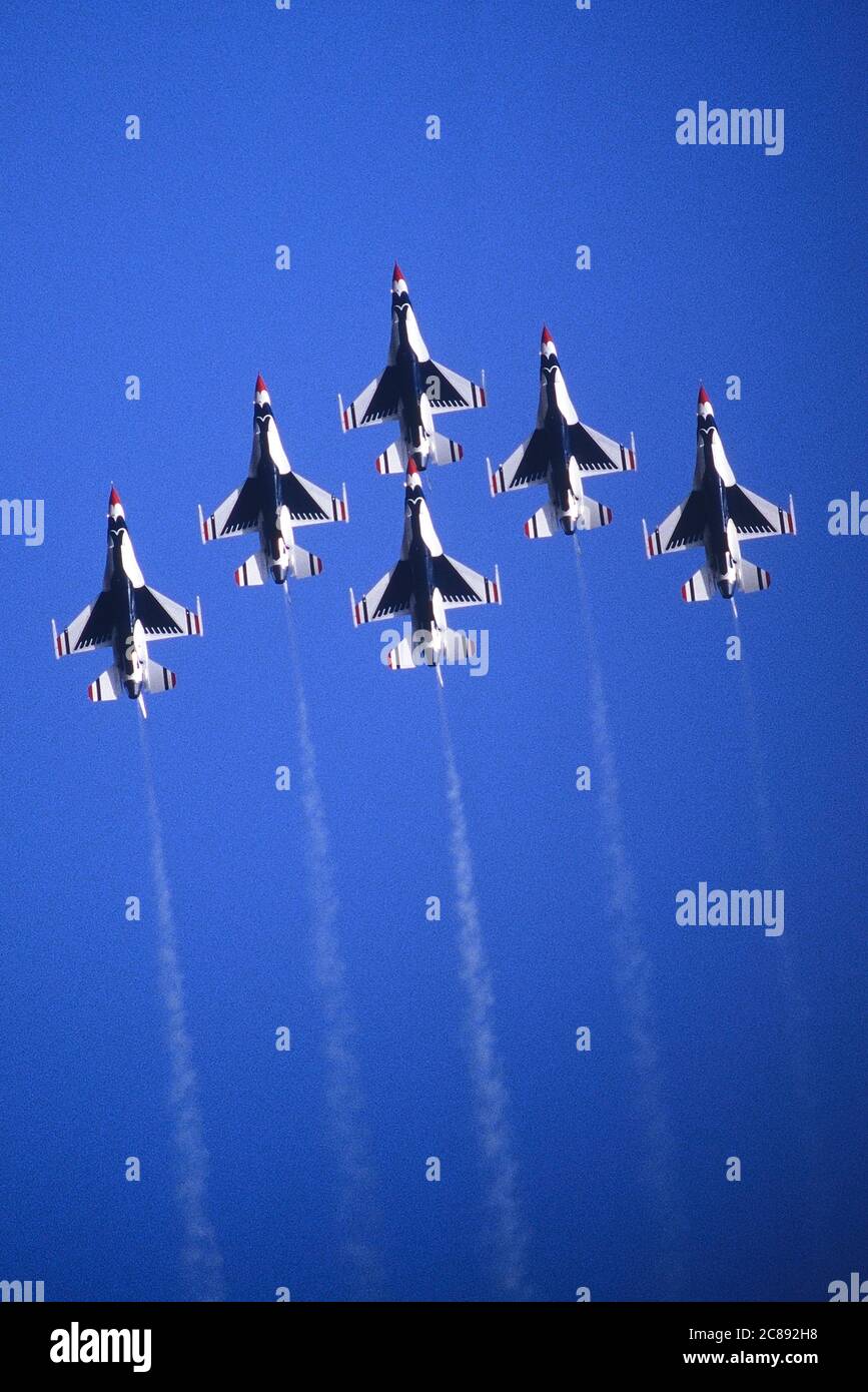 Thunderbirds USAF Air dimostrazione Squadron esecuzione di una formazione di diamante. Stati Uniti, America. Foto Stock