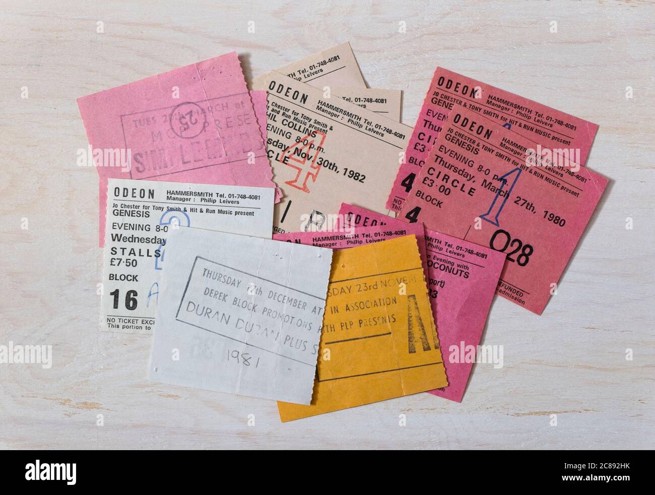 Una collezione di biglietti per concerti degli anni '80 per Genesis, Simple Minds, Kid Creole e i Coconuts, Phil Collins, ABC, The Everly Brothers e. Foto Stock