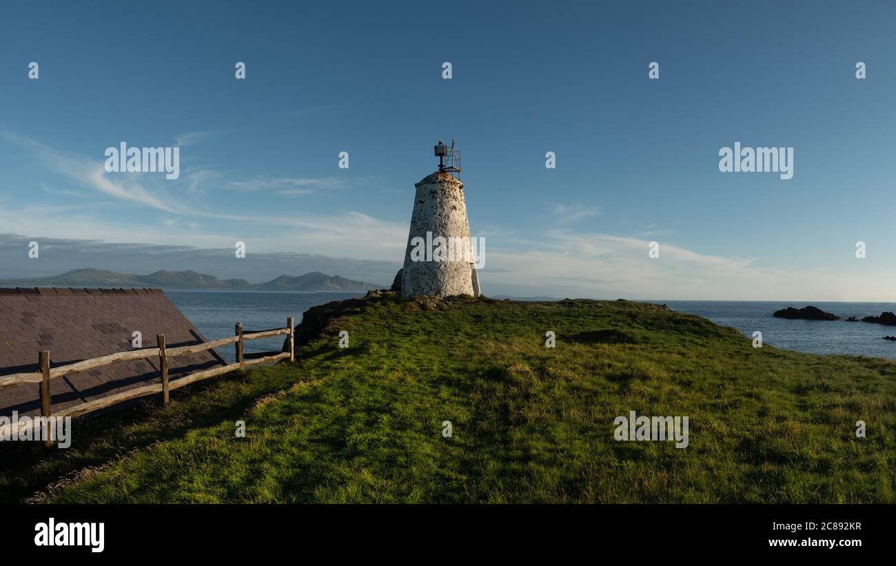 Costa del Galles del Nord e faro di Goleudy Tŵr Bach, Regno Unito Foto Stock