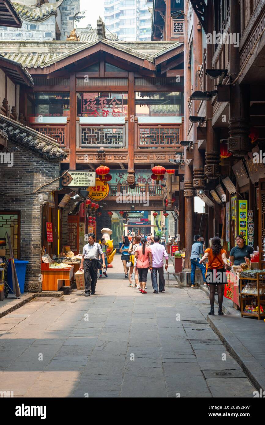 CHONGQING, CINA - 30 MAGGIO 2014: Clienti alla storica Hongyadong. Foto Stock