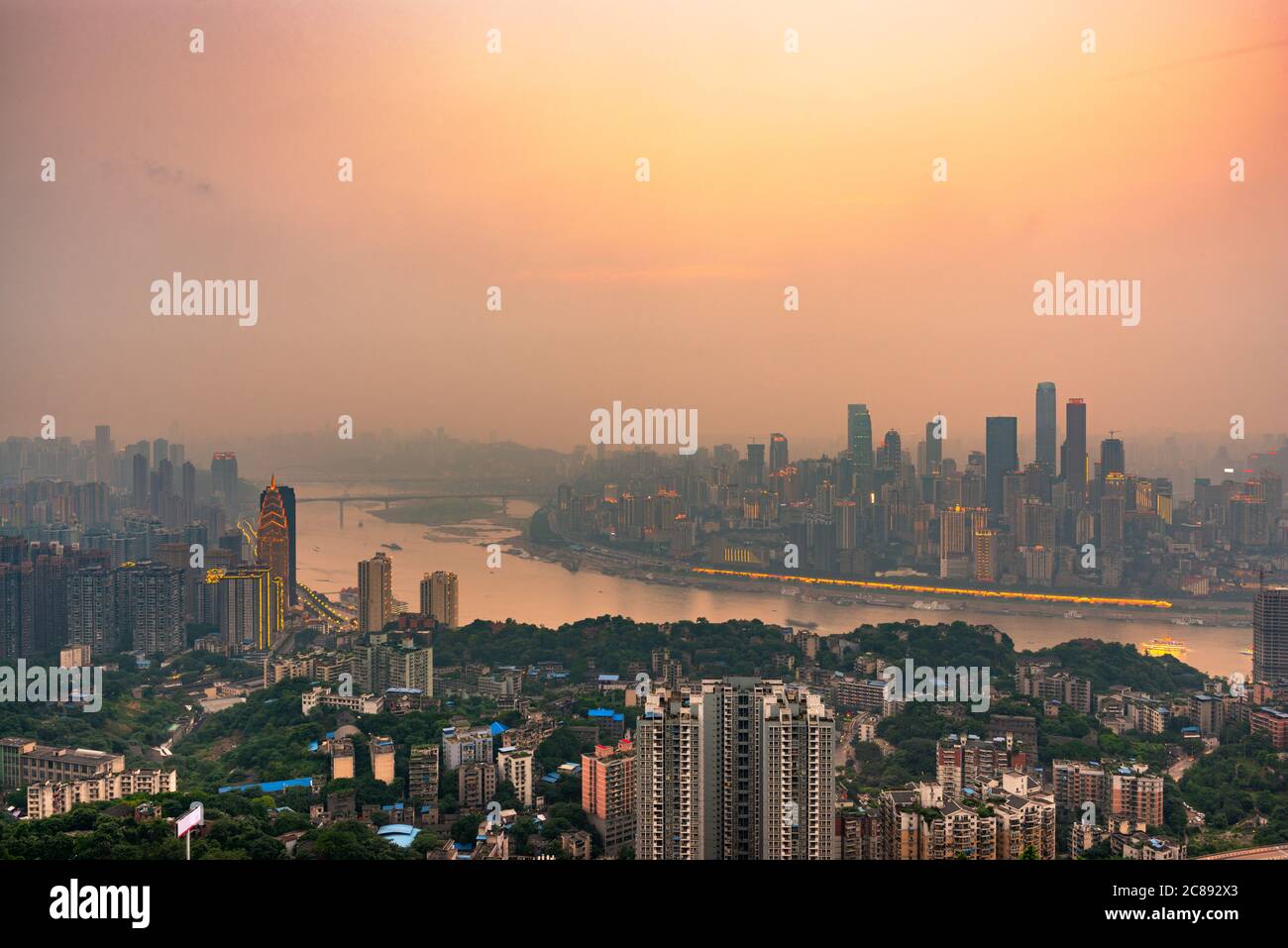 Chongqing, skyline della città del centro della Cina sul fiume Yangtze poco prima del tramonto. Foto Stock