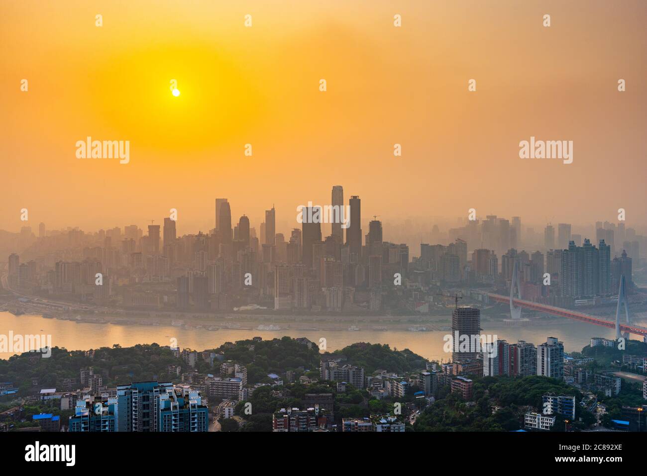 Chongqing, skyline della città del centro della Cina sul fiume Yangtze poco prima del tramonto. Foto Stock