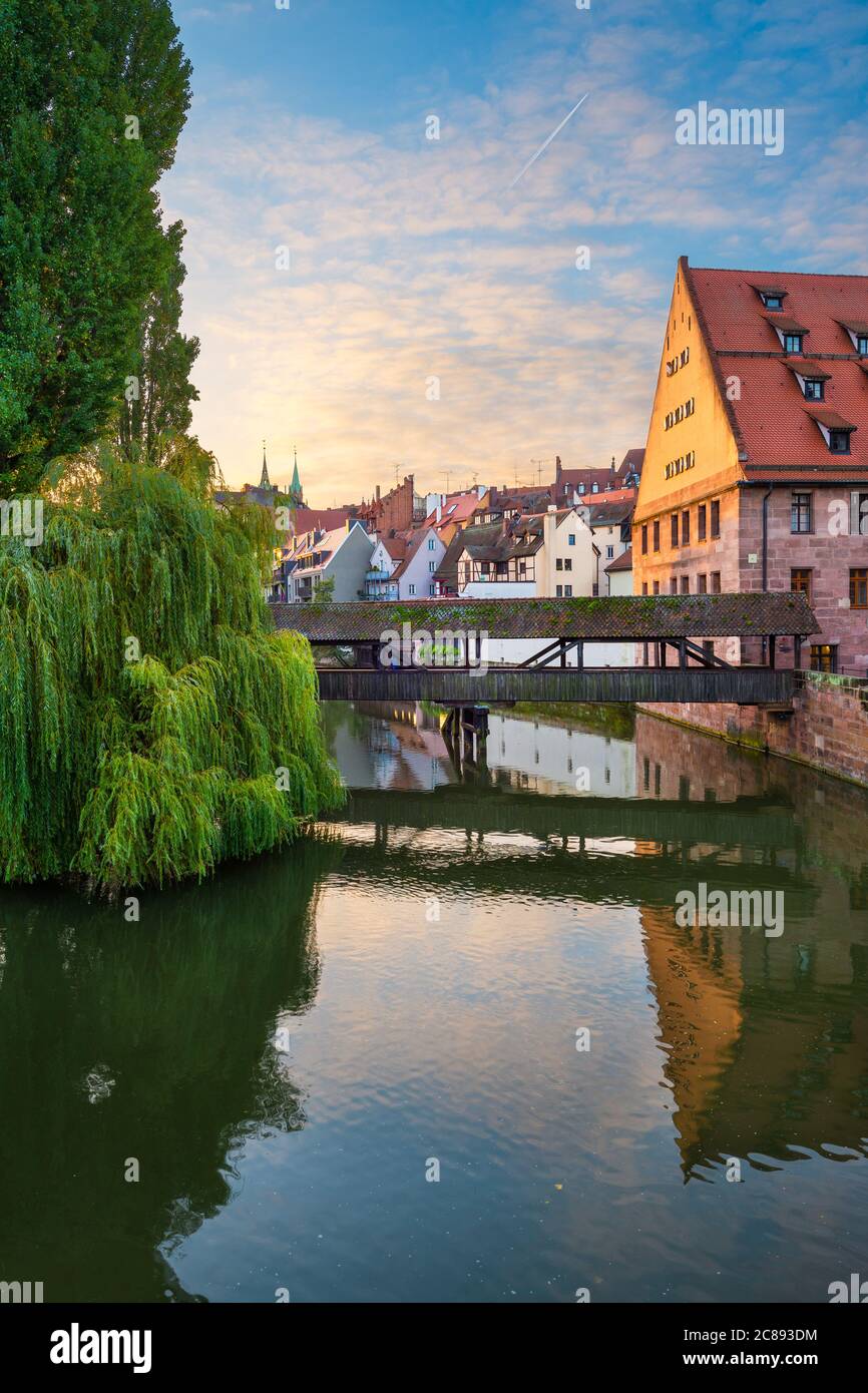 Henkersteg a Norimberga, Germania, sul fiume Pegnitz all'alba. Foto Stock