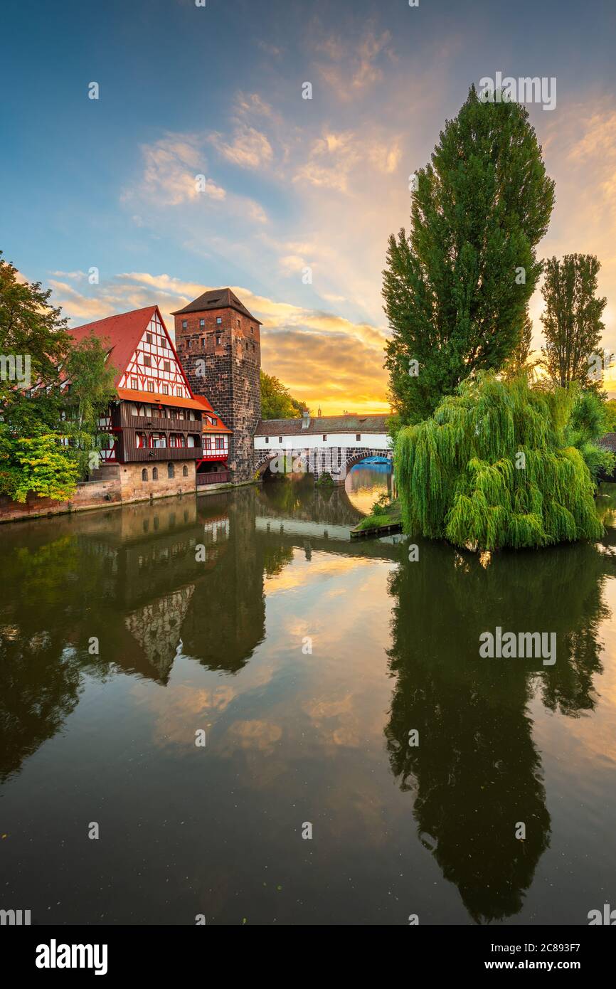 Norimberga, Germania, al ponte di Hangman sul fiume Pegnitz all'alba. Foto Stock