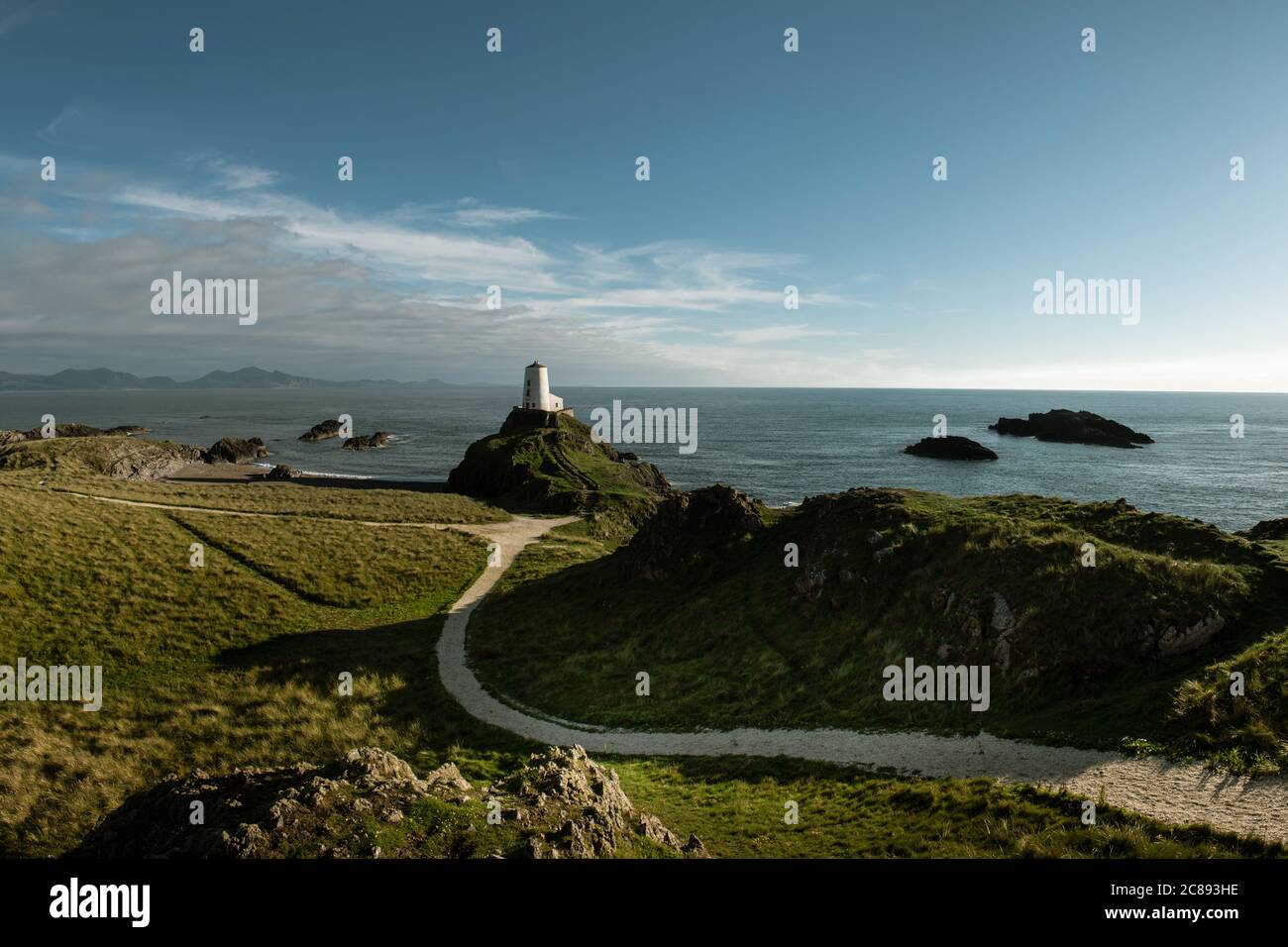 Paesaggio della costa del Galles del Nord con il faro di Llanddwyn, Regno Unito Foto Stock