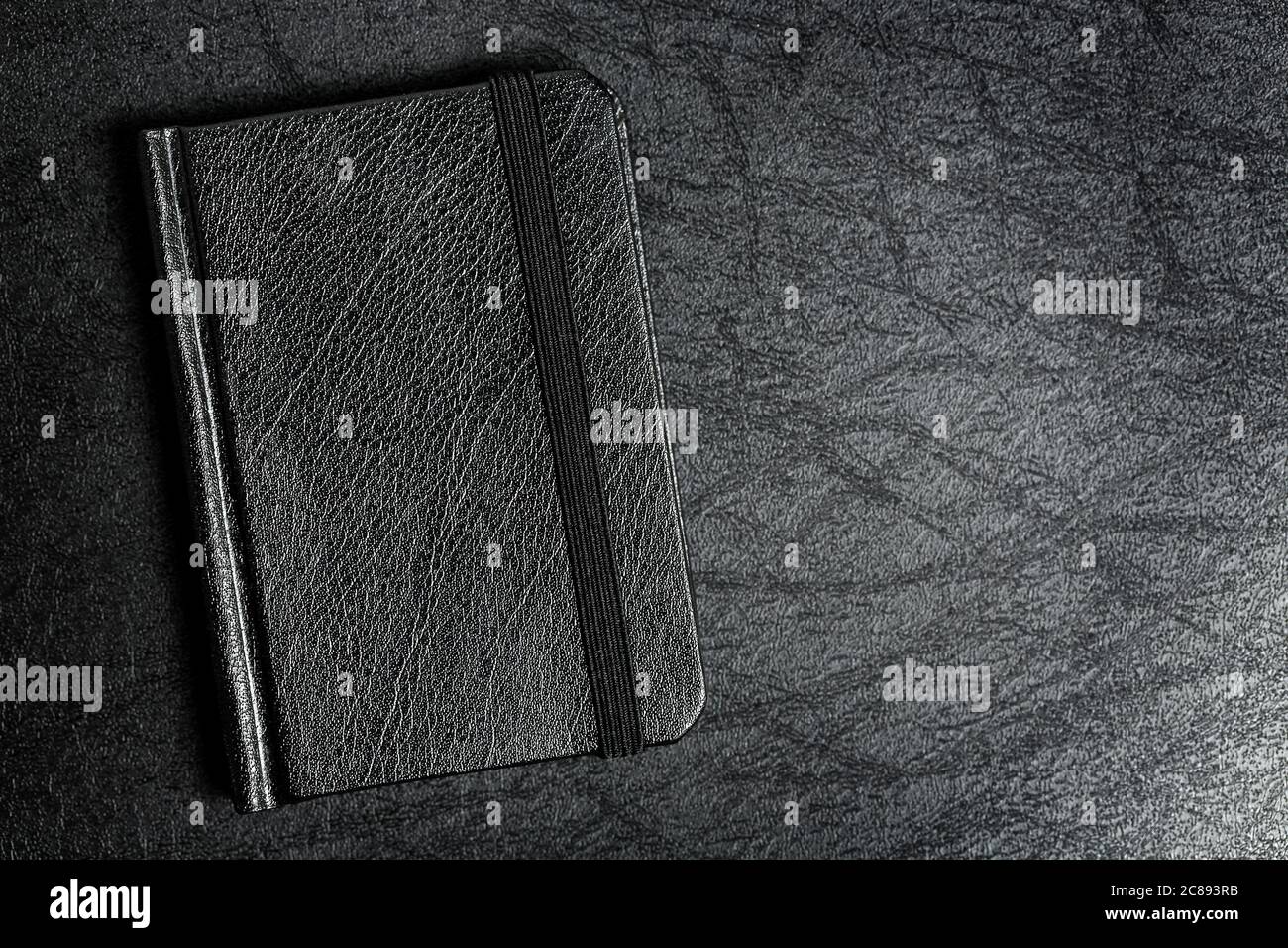 agenda in pelle nera su superficie nera, vista dall'alto Foto Stock