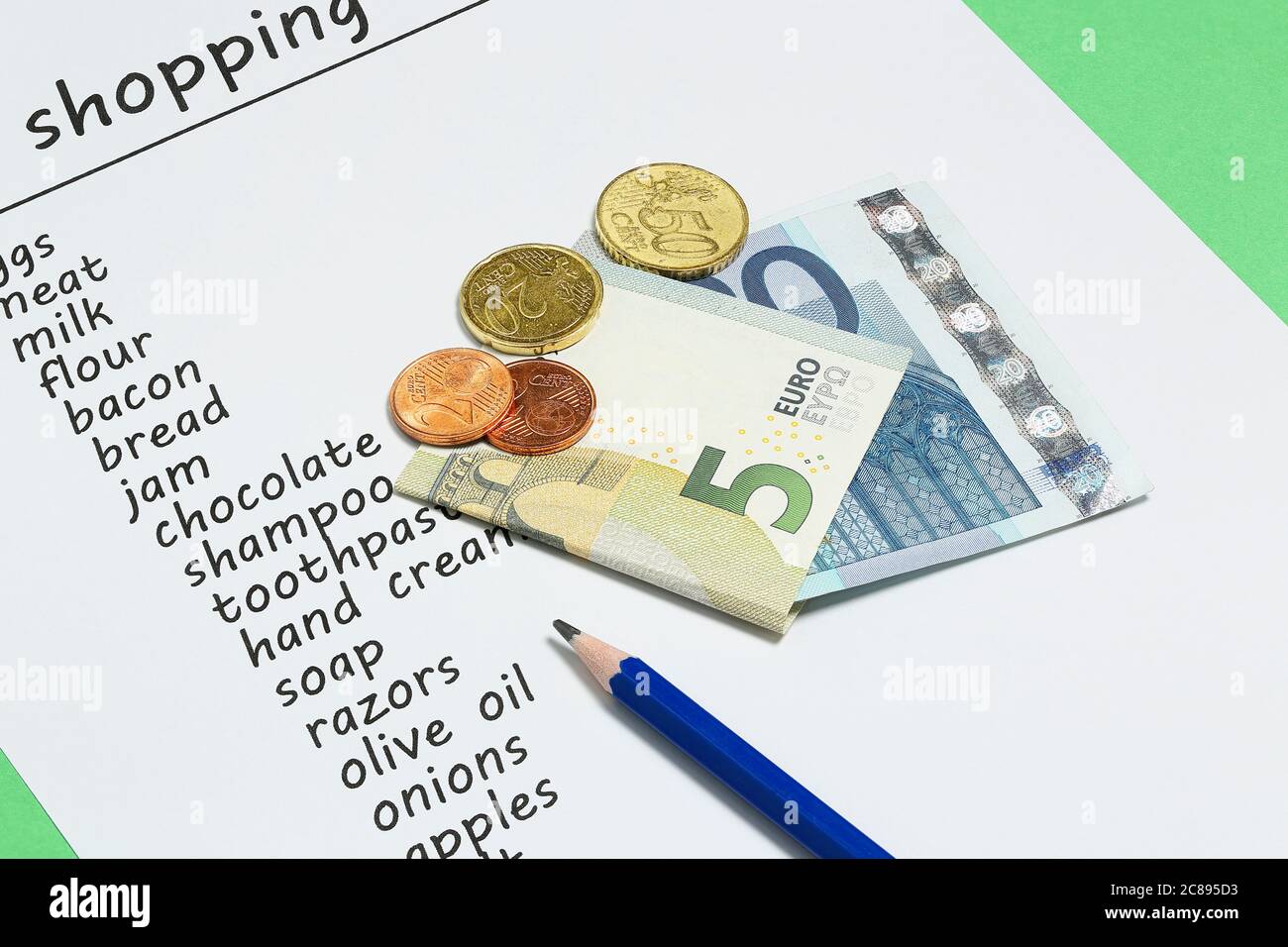 euro denaro sulla lista della spesa, concetto di spesa budget Foto Stock