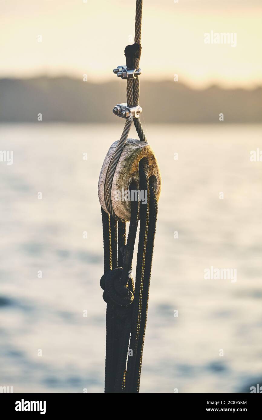 Vecchio blocco di legno al tramonto, tonalità colore applicata, messa a fuoco selettiva. Foto Stock