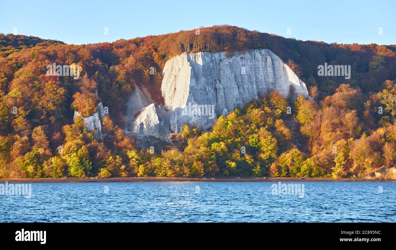 Vista panoramica delle scogliere di gesso dell'isola di Rugen all'alba, in Germania. Foto Stock