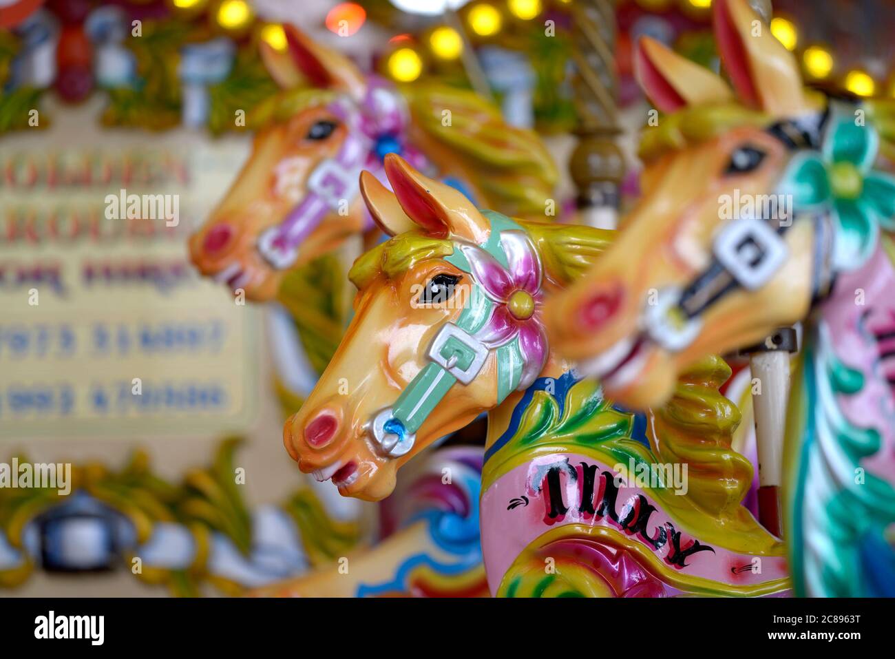 Londra, Inghilterra, Regno Unito. Merry-Go-Round cavalli sulla riva sud Foto Stock