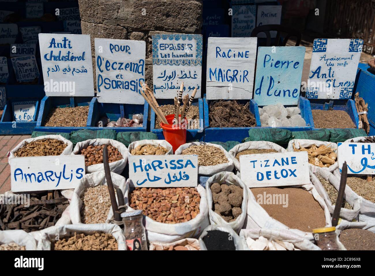 Spezie in vendita nei souk di Essaouira, Marocco Foto Stock