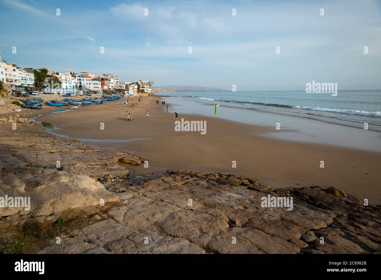 La spiaggia di Taghazout sulla costa atlantica del Marocco Foto Stock