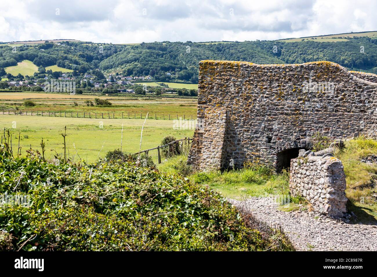 Un vecchio forno di lime sulla spiaggia di Bossington sulla costa del Parco Nazionale di Exmoor, Somerset UK Foto Stock