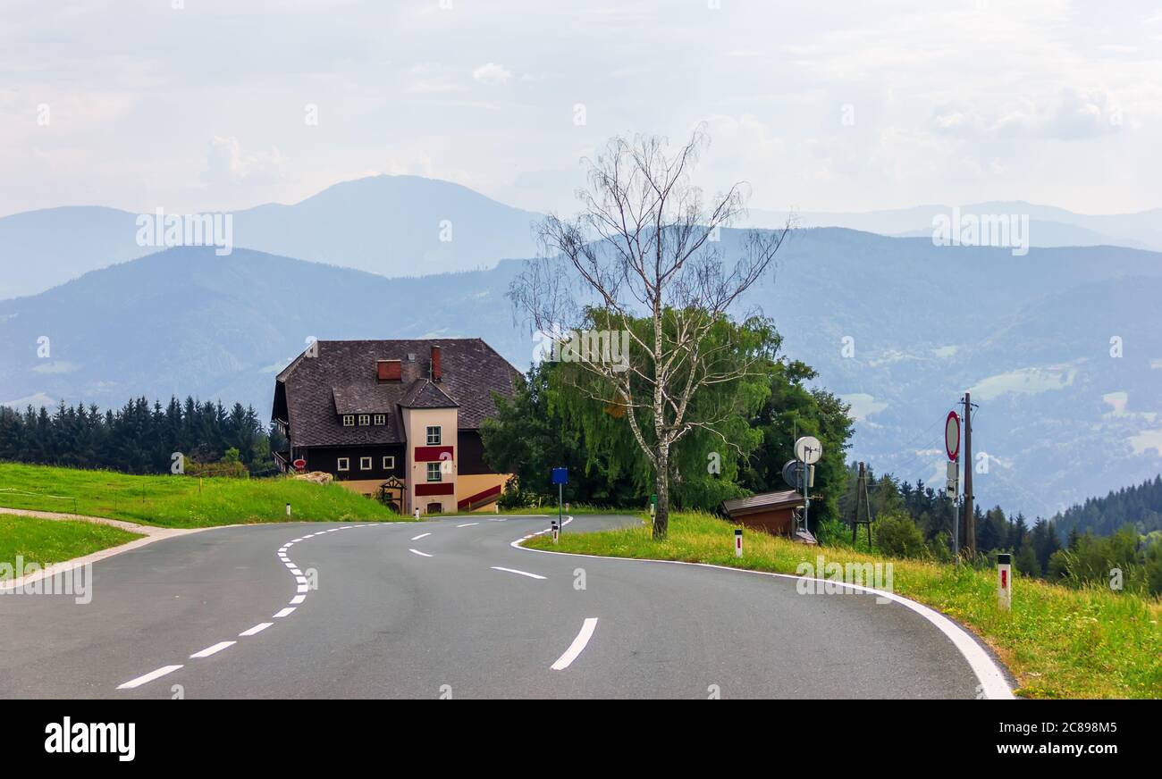 Cottage di montagna sulla strada nelle Alpi, Wolfsberg zona, Austria Foto Stock