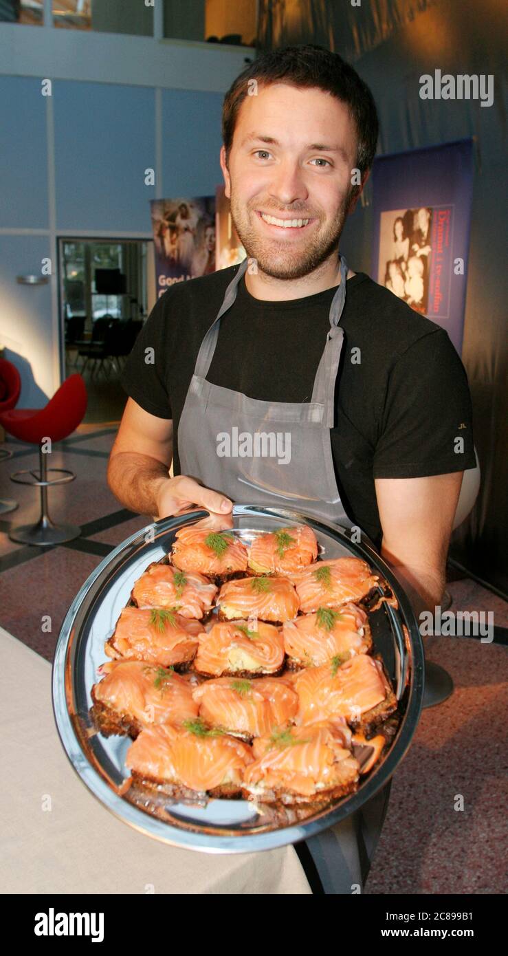 NIKLAS EKSTEDT chef svedese con un piatto di brindisi al salmone Foto Stock