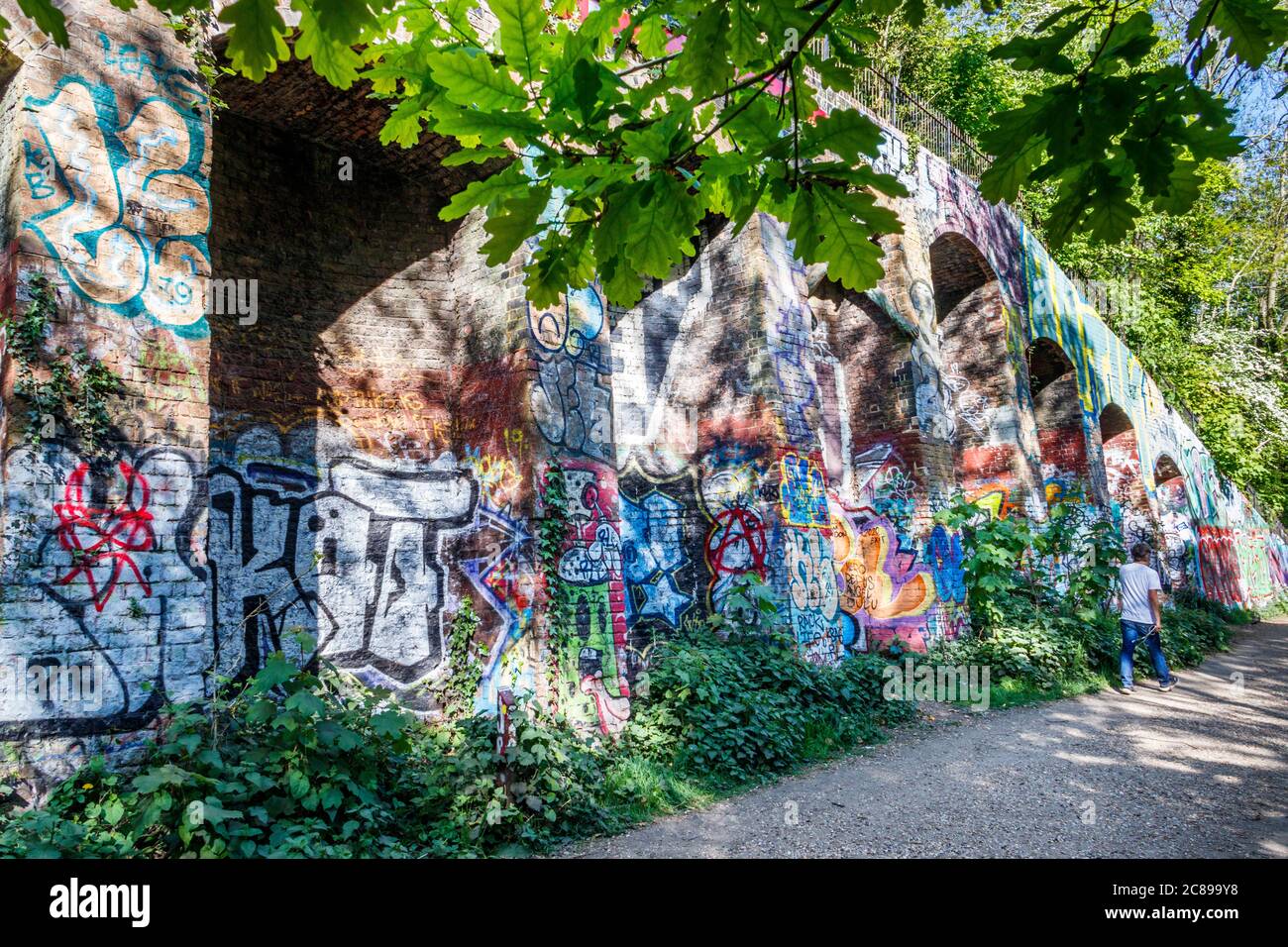 Archi ferroviari su Parkland Walk, una ferrovia disutilizzata, ora una riserva naturale, un luogo popolare per gli artisti di graffiti, Crouch End, Londra, Regno Unito Foto Stock