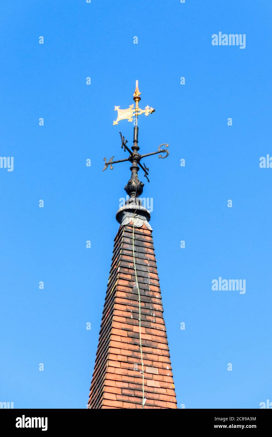 Una weathervane tradizionale sulla guglia di una chiesa, Londra, Regno Unito Foto Stock