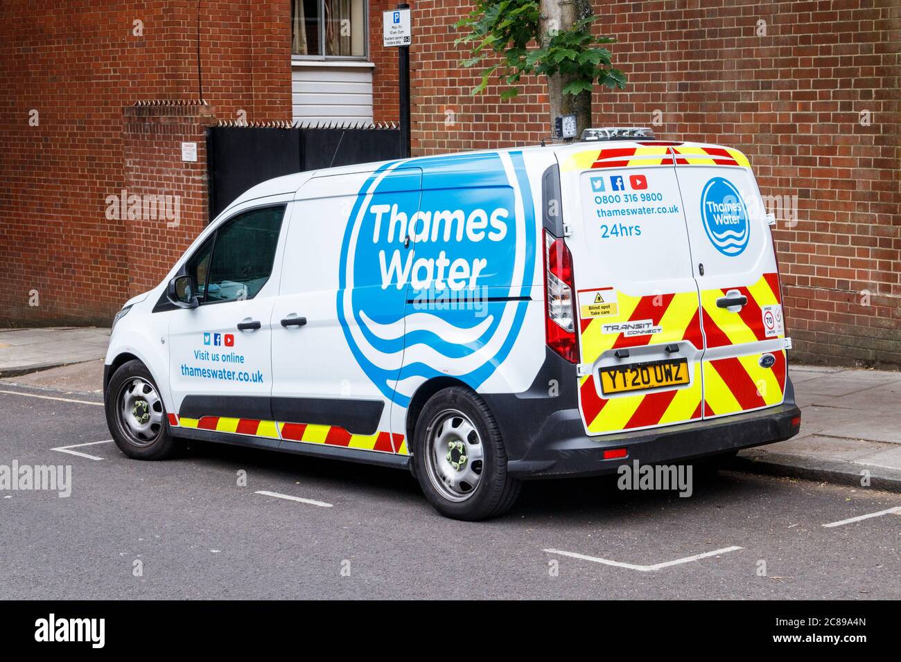 Un pulmino d'acqua del Tamigi parcheggiato in una strada residenziale, a nord di Londra, Regno Unito Foto Stock