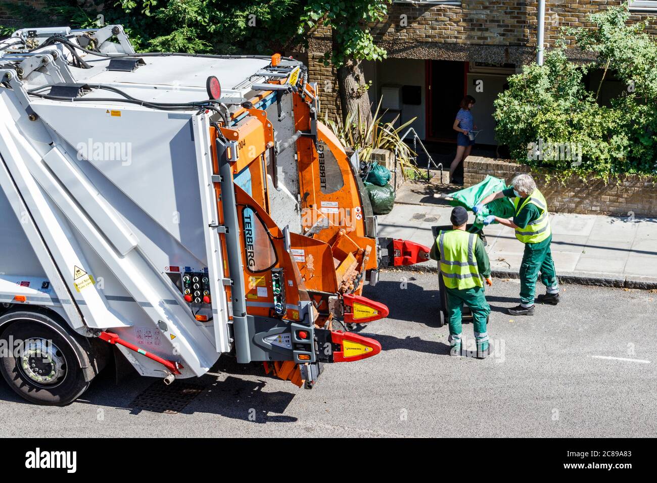 Lavoratori del consiglio di Islington che svuotano i rifiuti verdi in un camion per il riciclaggio e il compostaggio, Londra, Regno Unito Foto Stock