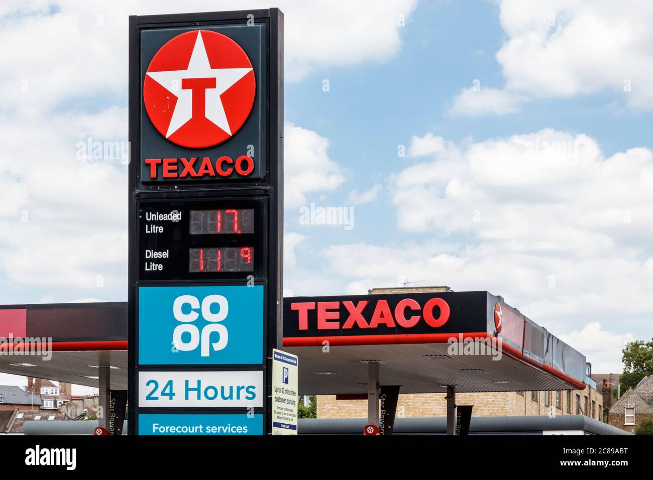 Stazione di rifornimento Texaco e mini supermercato Co-Op 24 ore su 24 a Crouch End, Londra, Regno Unito Foto Stock