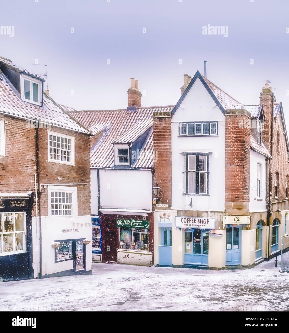 Whitby centro città in neve, North Yorkshire, Regno Unito Foto Stock