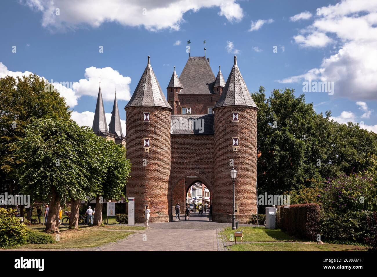 La vecchia porta della città, Klever Tor, costruito nel 1393, sullo sfondo i campanili della cattedrale, Xanten, Nord Reno-Westfalia, Germania. Das 1393 erbaute Foto Stock