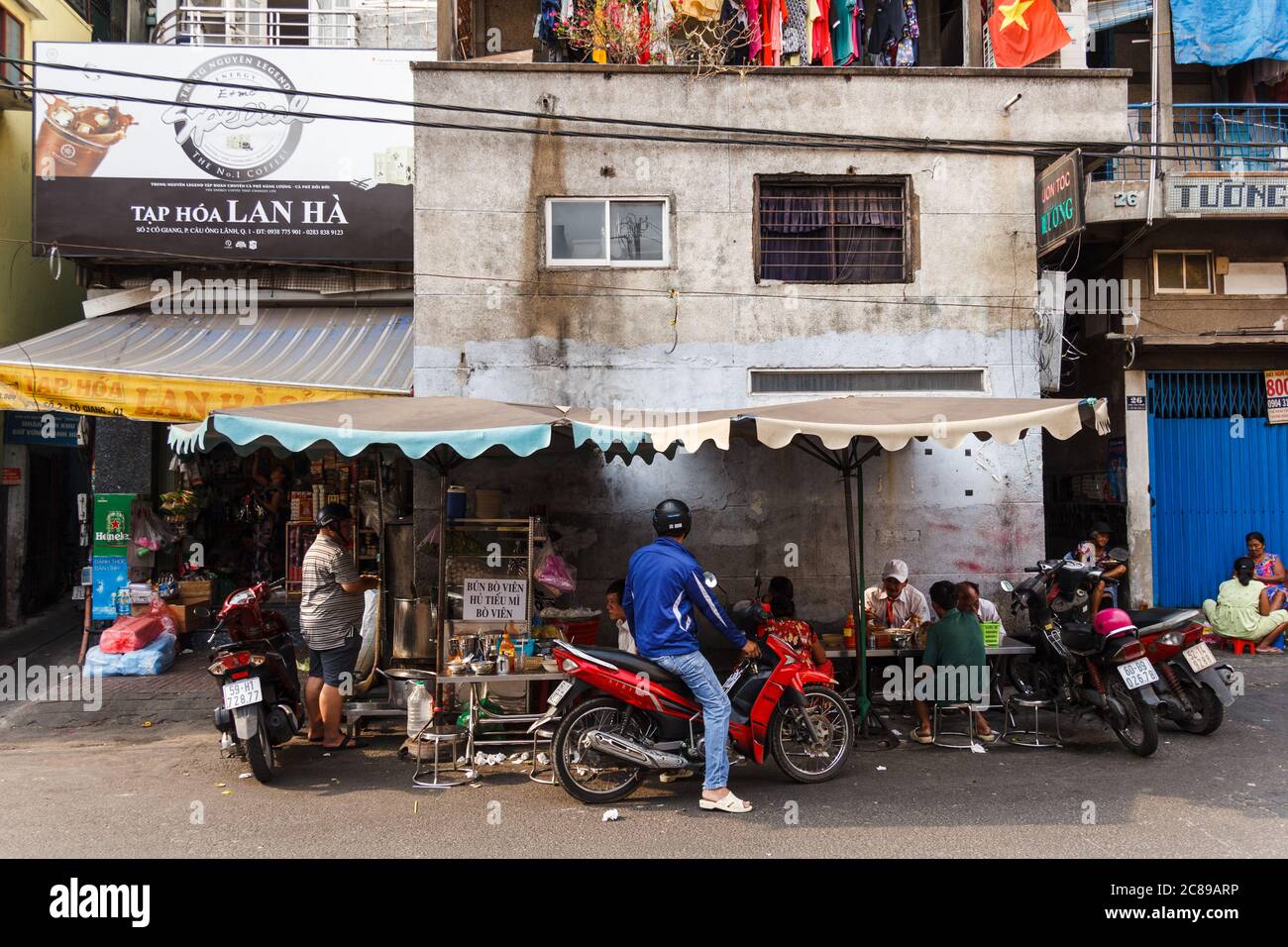 Bancarelle di cibo disordinato sulla strada in Vietnam Foto Stock