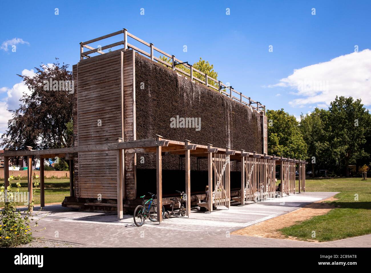 Torre di laurea nei giardini termali, Xanten, Nord Reno-Westfalia, Germania. Gradierwerk im Kurpark, Xanten, Nordrhein-Westfalen, Germania. Foto Stock