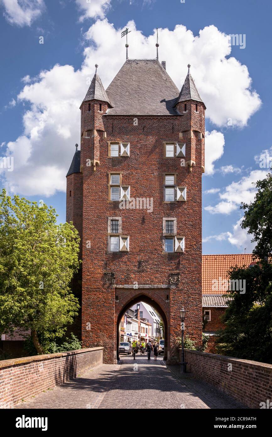 Il vecchio cancello interno della città, Klever Tor, costruito 1393, Xanten, Nord Reno-Westfalia, Germania. Das 1393 erbaute innere Stadttor, Klever Tor, Xanten, Nordr Foto Stock